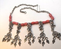 Auktion 367<br>Ethno Collier, wohl Jemen, Silber mit Koralle, L-ca. 40 cm, 65,4 gr.