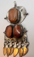 Auktion 367<br>grosser Silber-Anh&auml;nger mit 3 grossen braunen Steinen, wohl Persien, 2 undeutliche Punzen und Randbeschriftung?, L-ca. 12 cm, 97 gr.