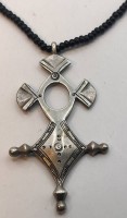 Auktion 367<br>kl. Tuareg Kreuz, Silber an Glasperlenkette (ohne Schliesse), &auml;lter, Kreuz 10 gr., H-5 cm