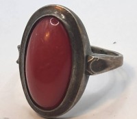 Auktion 367<br>Silberring mit Koralle-Cabouchon,  RG 53, 6 gr.