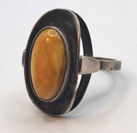 Auktion 367<br>Silberring-835- mit gelben Bernstein, RG 52, 6,4 gr.