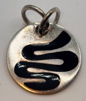 Auktion 367<br>gr. Silber-925- Anh&auml;nger, schwarze Emaille-Schlange, D-3  cm, 16,4 gr.