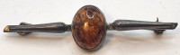 Auktion 367<br>Breite Silbernadel mit Bernstein Cabouchon, B-6,5 cm, 6,8 gr