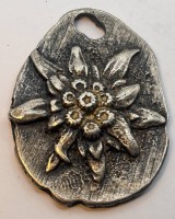 Auktion 367<br>massiver Silber-Anh&auml;nger mit Bl&uuml;te, wohl aus Schmelz-Silber, gepr&uuml;ft,  H-4,5 cm, 33,2 gr.