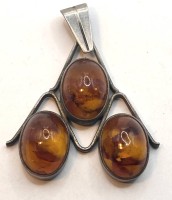 Auktion 367<br>dreieckiger Kettenanh&auml;nger, Silber-835-, 3 Bernsteine, Fischland-Schmuck, H-4 cm, 10,6 gr.