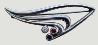 Auktion 371<br>Silber-Brosche-925- mit 3 kl. Farbsteinen, B-5 cm, 6,2 gr.