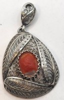 Auktion 367<br>Filigrane Silberbrosche-800- mit roten Stein, dieser unten besch&auml;digt, H-4,5 cm mit &Ouml;se, 6,6 gr