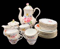Auktion 368 / Los 8002 <br>Kaffeeservice "Meissen" Deutsche Blume, tw. Knaufzeit, Schwerter ab 1870,tw. mehrfach durchschliffen, tw. sp&auml;ter nachgekauft bis ca. 1930, 5 Kuchenteller, 1 U.T. 1.Wahl, komplett f&uuml;r 6 Pers., 21 Teile, anbei Gutachten von 1998, Wert ca. 3000 DM, gut erhalten, Deckelrose bei grosser Kaffeekanne minim. bestossen, berieben, H-