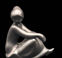 Auktion 368 / Los 9001 <br>stilis. sitzender Halbakt, schwarze Glasur, ohne Hersteller, H-ca. 20x20 cm