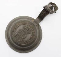 Auktion 368 / Los 15007 <br>Zinndeckel f&uuml;r einen Bierkrug, KGL. HOF-BR&Auml;UHAUS M&Uuml;NCHEN, ca. D-8,5cm