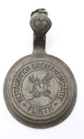 Auktion 368<br>Zinndeckel f&uuml;r einen Bierkrug, RESTAURATION KRIEGERHEIMST&Auml;TTE F&Uuml;RTH, ca. D-8,8cm