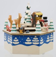 Auktion 368<br>Weihnachtsspieluhr, wohl Erzgebirge, gute Erhaltung, Melodie Jingle Bells, ca. H-16cm D-18cm