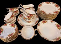 Auktion 368 / Los 8006 <br>umfangreiches Fr&uuml;hst&uuml;cksservice "Royal Albert" Old Country Roses, 41 Teile, 13 Speiseteller, 12 Suppentassen, 13 U.T,  2 Schalen, 1 Sauciere mit U.T.,