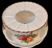 Auktion 368 / Los 8010 <br>grosses Tee-St&ouml;vchen Royal Albert" Old Country Roses, H-8 cm, D-14 cm