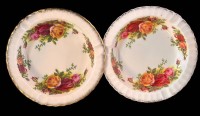 Auktion 368 / Los 8014 <br>2 Aschenbecher "Royal Albert" Old Country Roses, D-13 cm