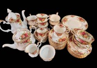 Auktion 368 / Los 8016 <br>umfangreiches Kaffee-Teeservice  "Royal Albert" Old Country Roses, Kaffee-Teekanne, Kandisschale, Milchk&auml;nnchen, 5x Teetassen mit 5 U.T.,  7x gr. Kaffeetassen, 16x kl. Kaffeetassen, zusammen 17x U.T., 17 Kuchenteller, zus.70 Teile
