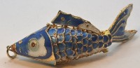 Auktion 368 / Los 1002 <br>gr. emaillierter Fisch als Kettenanh&auml;nger, beweglich, L-8 cm, tw goldfarben