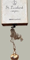 Auktion 368 / Los 1006 <br>Goldkette mit Herz: Glas-Herzanh&auml;nger mit 99,9 K-Blattgold inkl. vergoldeter Kette (Herz Anh&auml;nger Glas), in orig. Schachtel