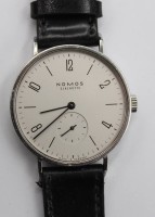 Auktion 368<br>NOMOS Tangente Glash&uuml;tte,  Expo 2000, kl. Sekunde, mit Begleitheft, neues orignales Lederband, sehr gut erhalten, Handaufzug, Werk l&auml;uft, orig.Holzkasteb