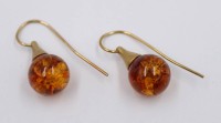 Auktion 368<br>Paar Ohrh&auml;nger, Bernstein, 925er Silber vergoldet, zus. ca. 5,3gr., L-3cm