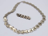 Auktion 368 / Los 1016 <br>Halskette und Brosche, je 835er Silber, Blattdekore, zus. 18,6gr., ca. L-40cm u. L-5,3cm