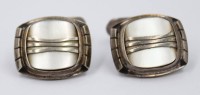 Auktion 368 / Los 1018 <br>Paar Manschettenkn&ouml;pfe, 835er Silber mit Perlmutt, 14,1gr., 2 x 1,7cm