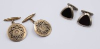 Auktion 368 / Los 1019 <br>2 Paar div. Manschettenkn&ouml;pfe, 1x Silber mit Onyx und 1x wohl Doubl&eacute;, Silber 11,1gr., Gr&ouml;&szlig;te D-2,2cm