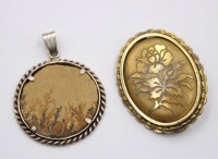 Auktion 368 / Los 1025 <br>Anh&auml;nger mit Kalkstein und 925er Silberfassung sowie eine &auml;ltere Porzellanbrosche, ca. 4 x 3,2cm