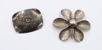 Auktion 368 / Los 1031 <br>2x div. Silber-Broschen, floral gearbeitet, zus. 18gr., ca. D-5cm