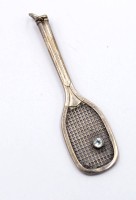 Auktion 368 / Los 1033 <br>800er Silber-Anh&auml;nger, Tennischl&auml;ger, kl. hellblauer Stein, 3,2gr., L-7cm