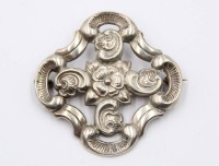 Auktion 368 / Los 1035 <br>835er Silber-Brosche, Rosenmuster, 8,7gr., ca. 4,4 x 4,4cm