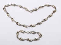 Auktion 368<br>Set, Silber 800/835, Kette und Armband, floral gearbeitet, ca. L-44cm u. 18cm, zus. 26,2gr.