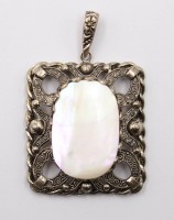 Auktion 368 / Los 1045 <br>gr. Modeschmuckanh&auml;nger mit Perlmutt, versilbert, ca. L-5cm