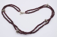 Auktion 368<br>2reihige Granat-Halskette mit Silber-Zierelementen, ca. L-54cm
