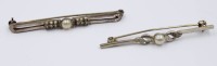 Auktion 368<br>2x div. Silber-Broschen, je mit Muschelkernperle und kl. klaren Steinen, zus. 7,7gr., ca. L-6cm