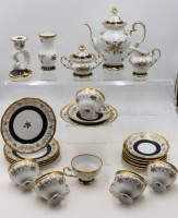 Auktion 368<br>Kaffeeservice, Weimar, Kobalt und Blumen, f&uuml;r 6 Personen, anbei Vase und Leuchter, Kanne ca. H-24cm Tassen H-6,5cm