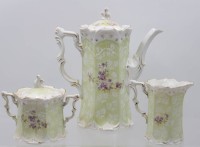 Auktion 368 / Los 8028 <br>Kaffeekern, Jugendstil, Weimar, florales Dekor auf gr&uuml;nem Fond, Kaffeekanne mit kl. Chip und Boden Altrissig, ca. H-25cm