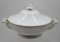 Auktion 368 / Los 8029 <br>Hutschenreuther Deckelterrine, &auml;lter, Wei&szlig;porzellan, ca. H-16cm D-23cm