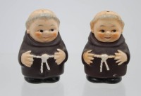 Auktion 368<br>Paar fig&uuml;rliche Streuer, M&ouml;nche, Goebel, ca. H-7cm