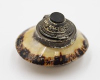 Auktion 368 / Los 15023 <br>Pillendose aus Muschelgefertigt, &auml;lter Deckel mit Onyx, ca. H-3cm