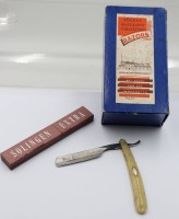 Auktion 368<br>antikes Rasiermesser, FINEST HOLLOW GROUND RAZORS,  orig. Karton