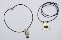 Auktion 368<br>2x div. Anh&auml;nger an Lederb&auml;ndern, 1x 925er Silber, Anh. ca. L-4,5