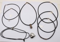Auktion 368<br>6x div. Kautschuk/Stoffketten mit Anh&auml;ngern, einige Silber