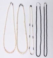 Auktion 368<br>5x div. Ketten, 3x SW-Perlen, 2x Onyx, ca. L-45cm