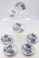 Auktion 368 / Los 8039 <br>6x Tassen mit U.T., Meissen Schwertermarke, blaue Blumen, je 4 Schleifstriche, 1x Tasse und U.T. mit kl. Chip, Tassen H-6,5cm