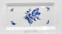 Auktion 368<br>kl. Platte, Meissen Schwertermarke, blaue Blume, 1x Schleifstrich?, ca. 28,7 x 14,7cm