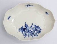Auktion 368<br>kl. ovale Schale, Meissen Schwertermarke, blaue Blume, Schleifstriche, ca. H-3cm B-15,5cm