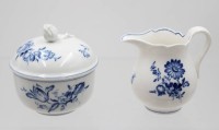 Auktion 368<br>Milch und Zucker, Meissen Schwertermarke, blaue Blume, je 4 Schleifstriche, ca. H-8cm