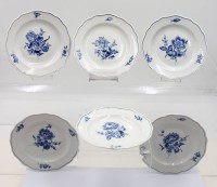 Auktion 368 / Los 8043 <br>6x Kuchenteller, Meissen, Schwertermarke, blaue Blume, je 4 Schleifstriche, 1x wohl Brandfehler, ca. D-16,5cm