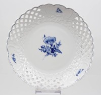 Auktion 368 / Los 8045 <br>gr. runde Durchbruchschale, Meissen, Schwertermarke, blaue Blume, 4 Schleifstriche, ca. H-5,5cm D-24,5cm